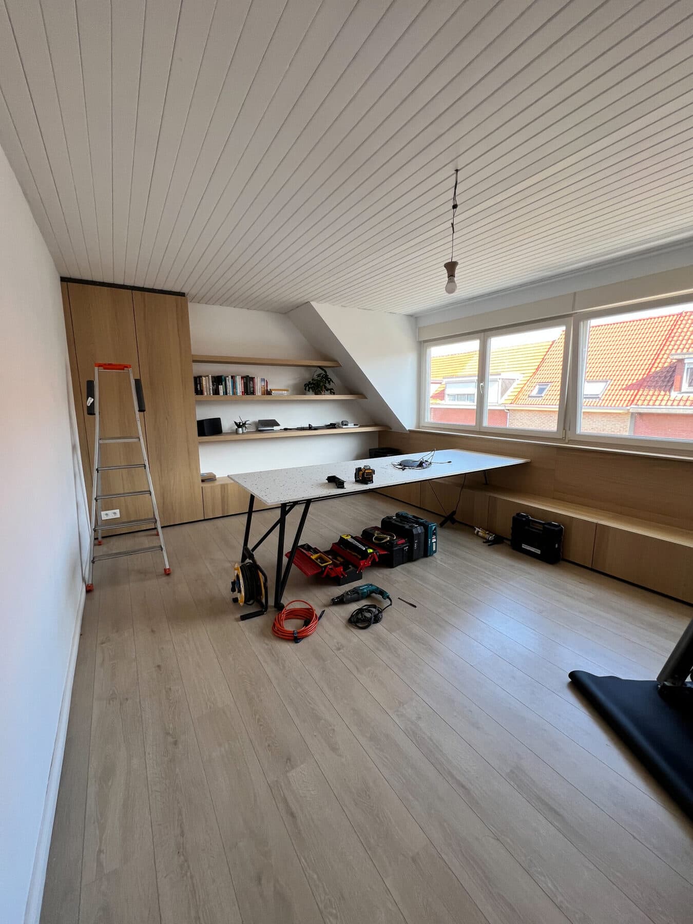Renovating a wooden slat ceiling: paint it or cover it?