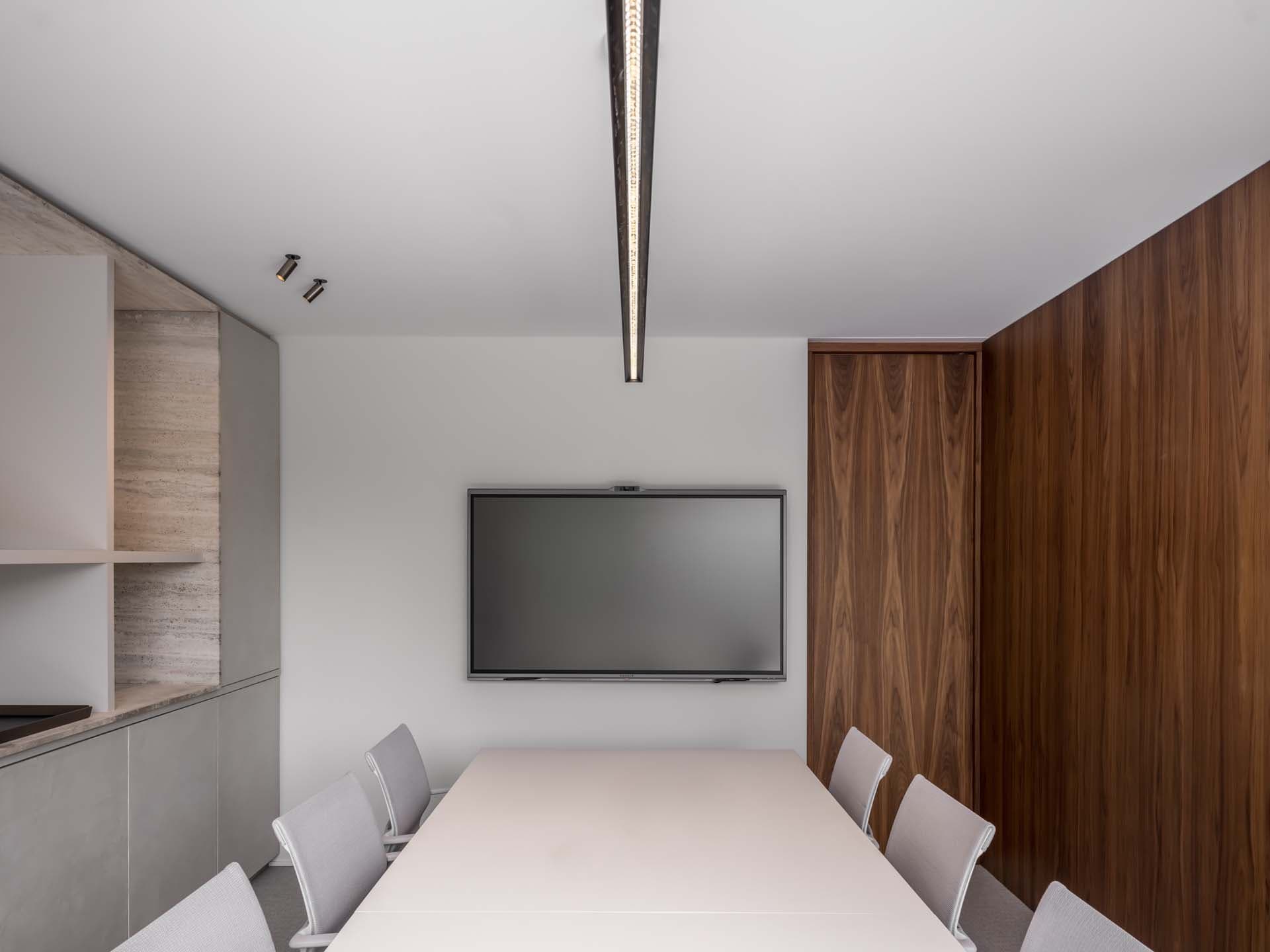 Acoustic stretch ceiling in a recording studio