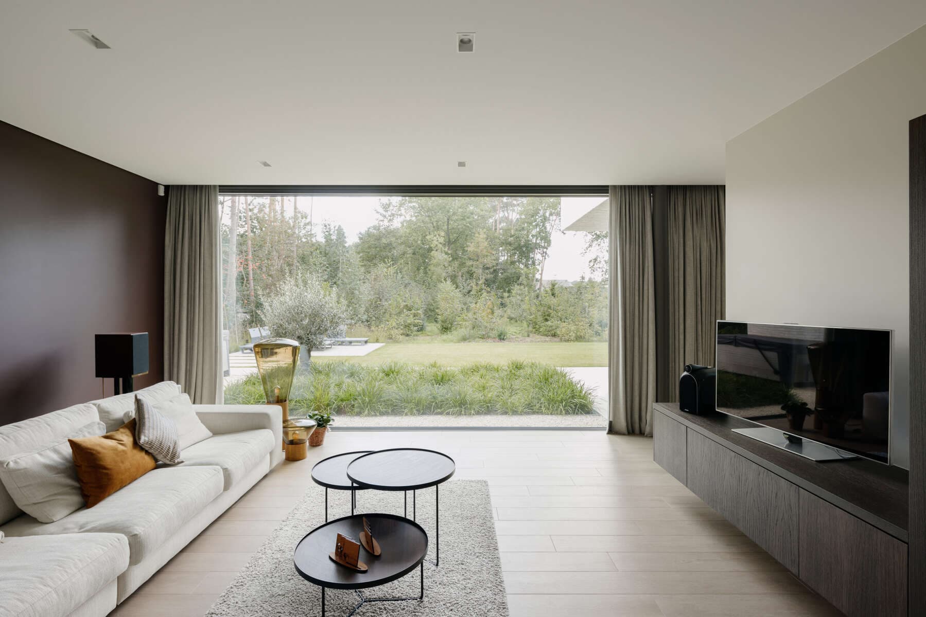 Stretch ceiling with integrated lighting in a living room